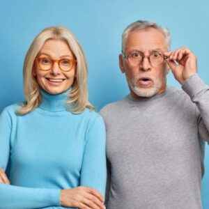 Un femme et un homme barbu